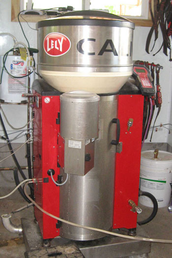 In February of 2009, Lisa and Steve Groetsch became the first in the United States to install a Lely automatic combi feeder to feed their calves. This machine is capable of feeding both milk replacer and waste milk. It can also deliver electrolytes to calves if necessary.